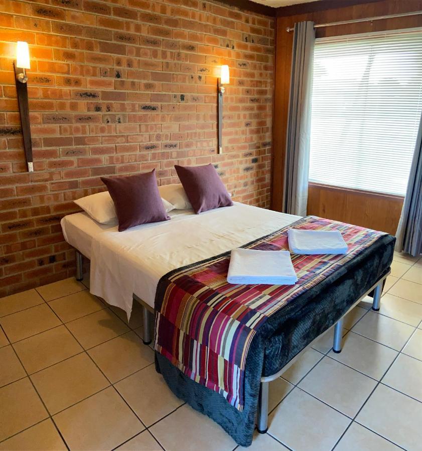 Proserpine Motor Lodge Bagian luar foto