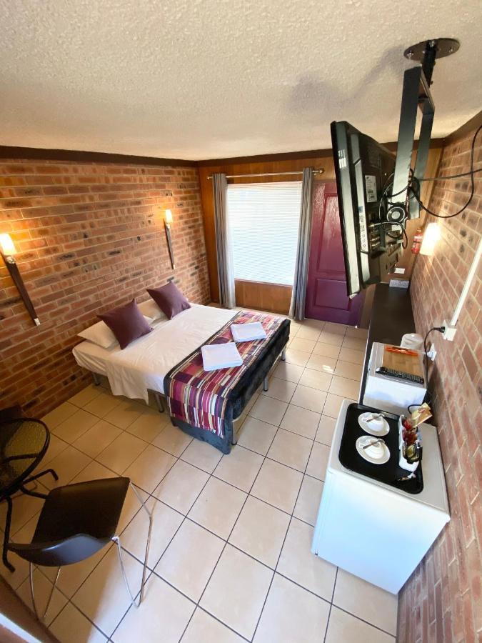 Proserpine Motor Lodge Bagian luar foto