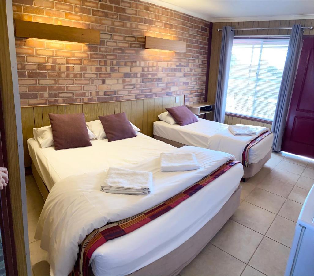 Proserpine Motor Lodge Bagian luar foto