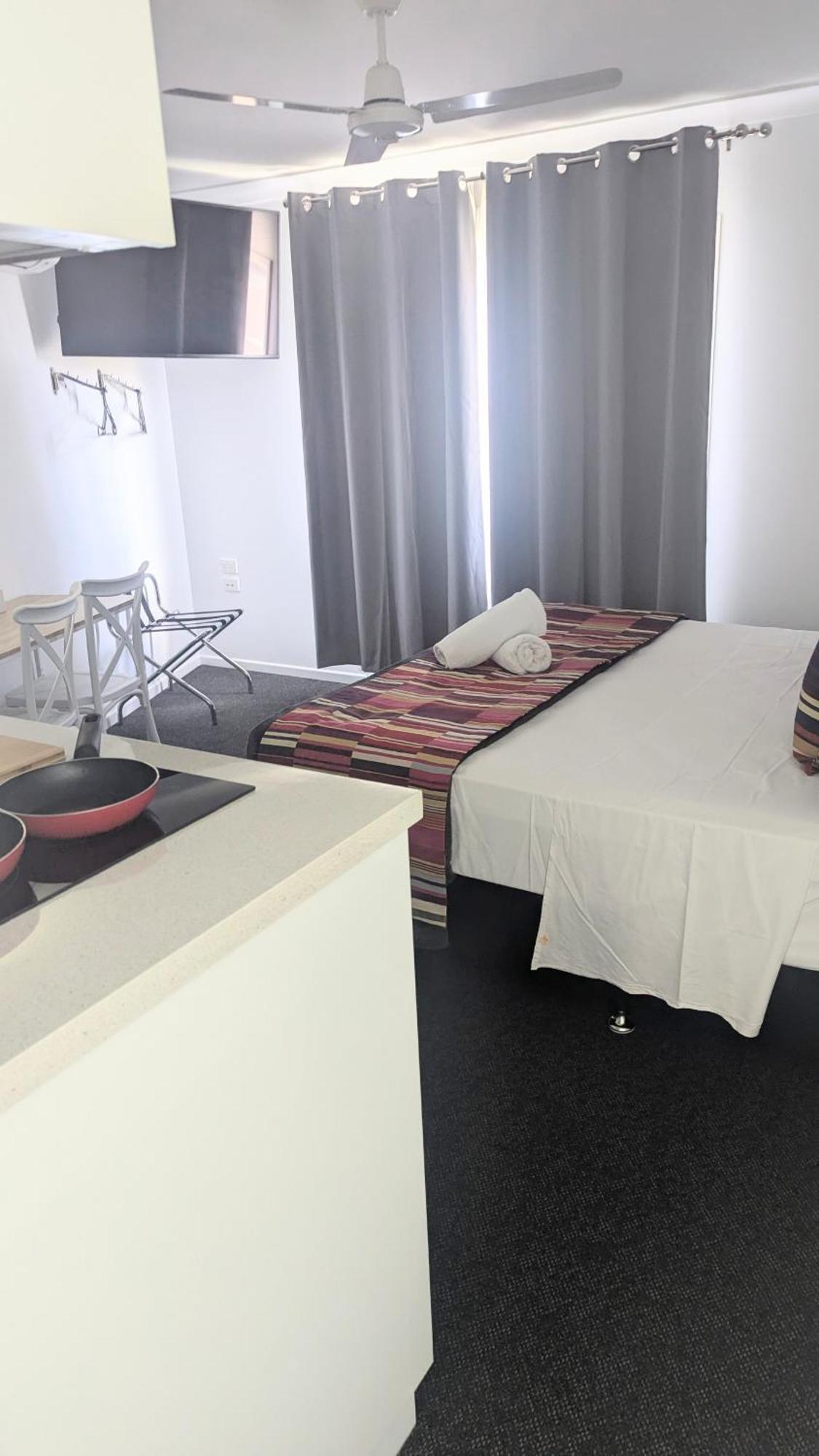 Proserpine Motor Lodge Bagian luar foto