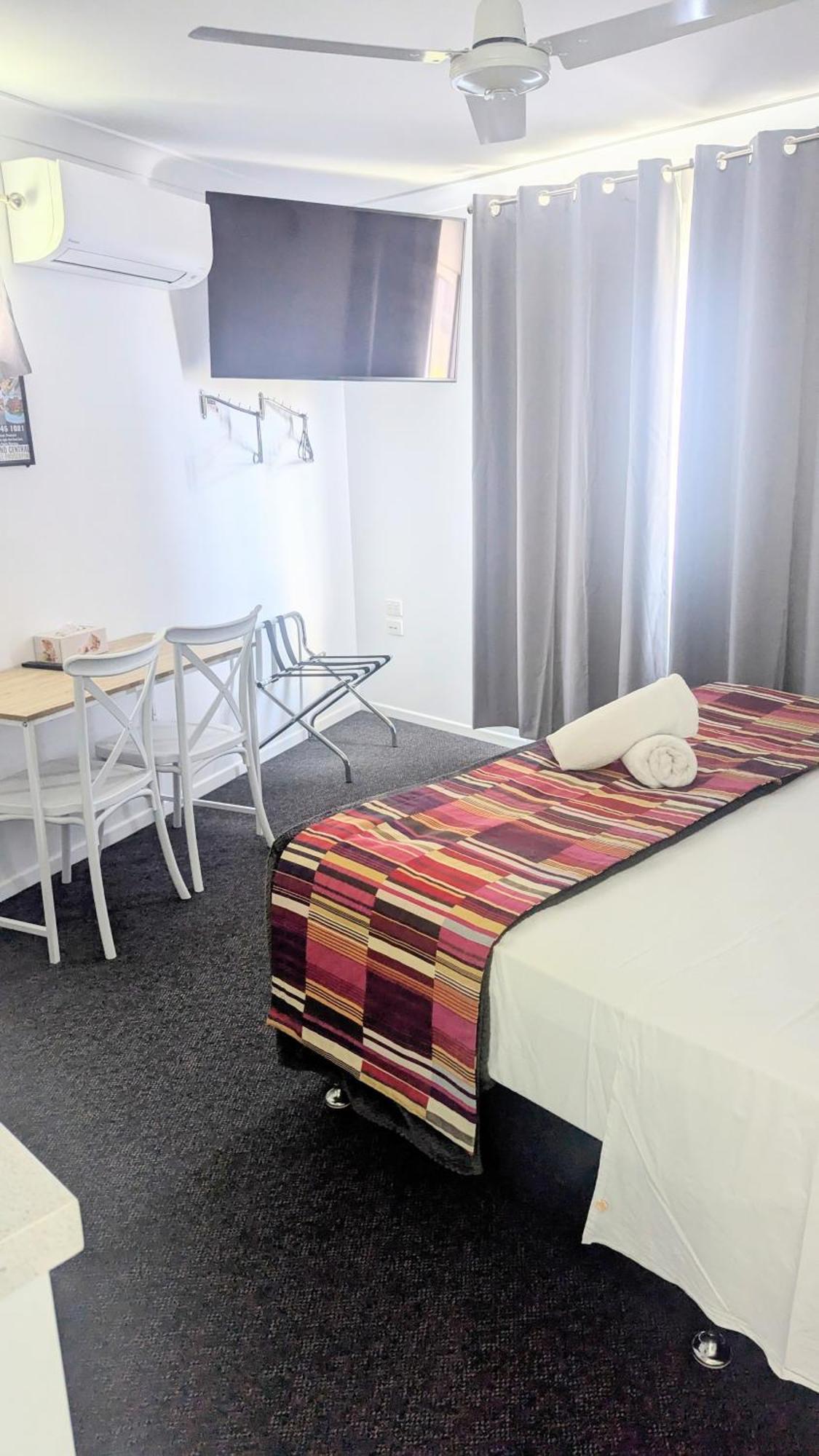 Proserpine Motor Lodge Bagian luar foto