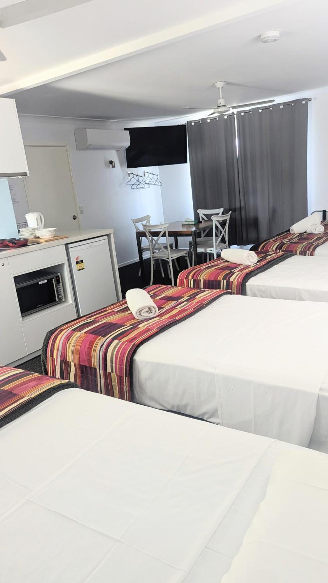 Proserpine Motor Lodge Bagian luar foto