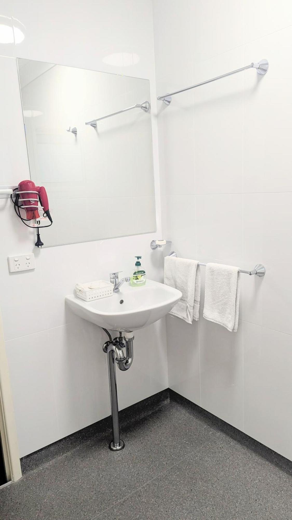 Proserpine Motor Lodge Bagian luar foto